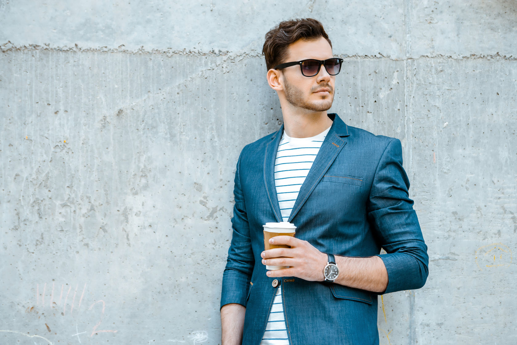 Blazers Defined A suit jacket and a pair of trousers usually made of the same cloth that make up a suit. For most men, having a suit in their fashion arsenal is a must, especially for those formal occasions where one needs to dress up. A blazer is also a type of jacket, but unlike the suit, it does not come with a matching pair of pants. Blazers usually come in solid colors, and the cut is usually more casual than a suit jacket.