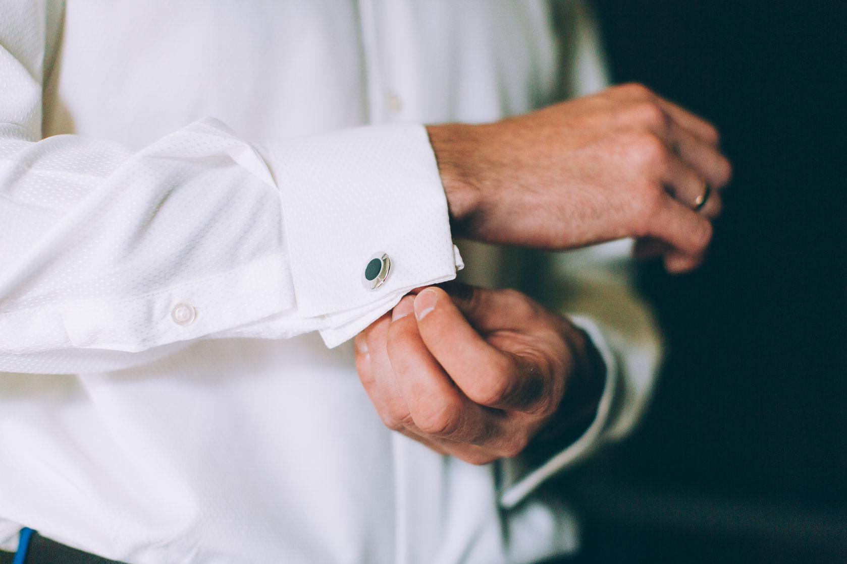 How do you wear cufflinks?