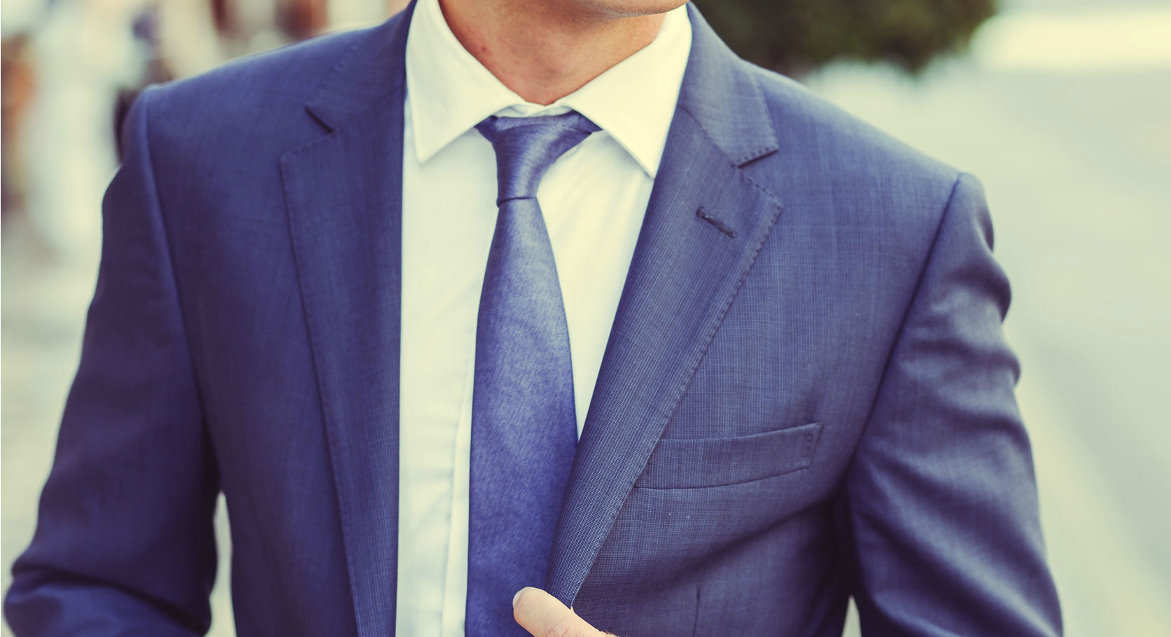 best tie to wear with a navy blue suit